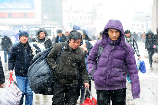 风雪难阻归家路 实拍大雪中的春运(组图)